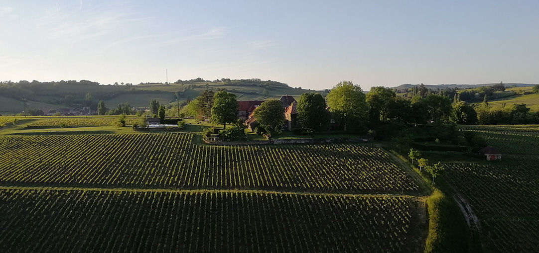 Au sommet de la colline, Rougeon défie le temps. 